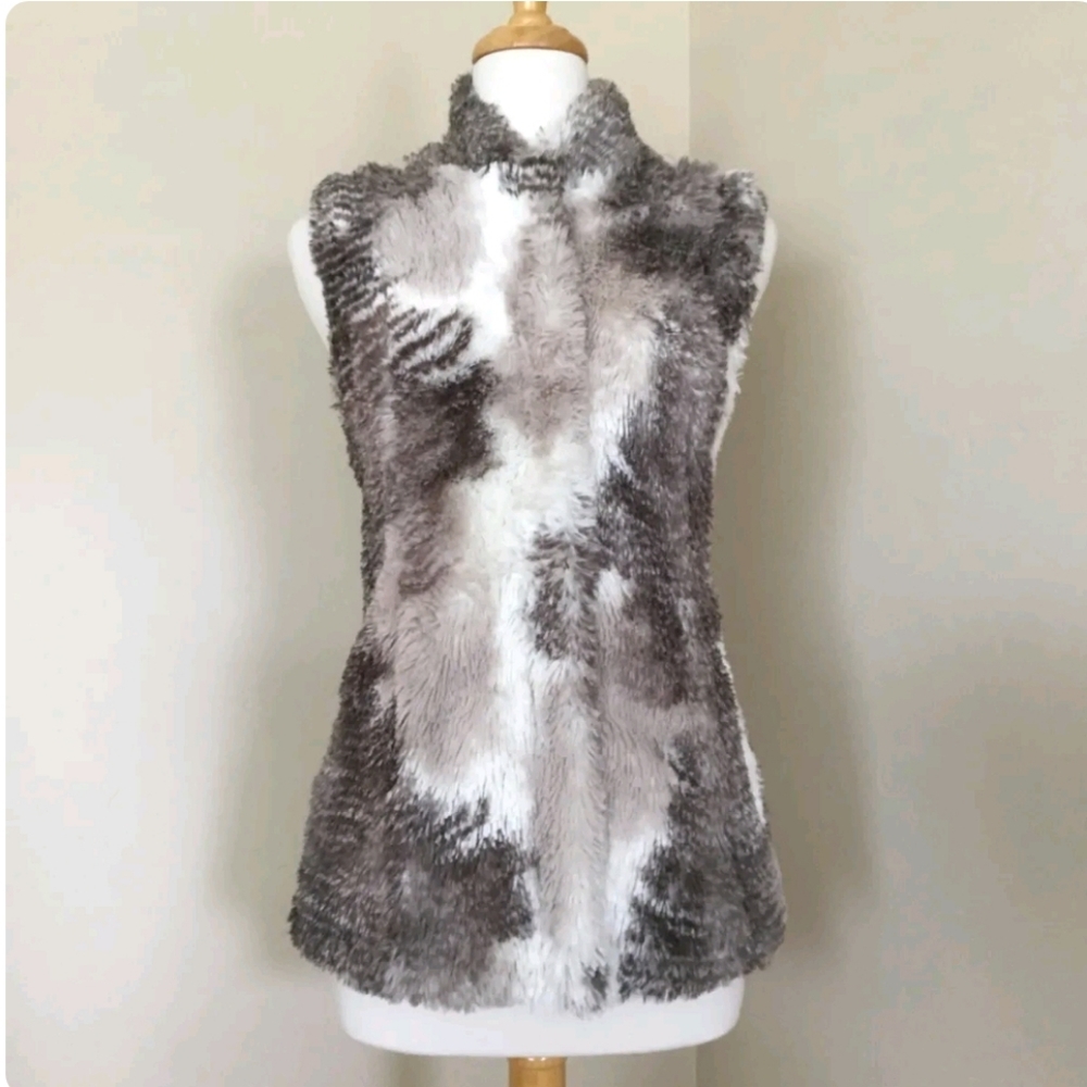 CAbi Women’s Aspen Faux Fur Vest Front Zipper Closure 2 Pockets Lined Size Sm